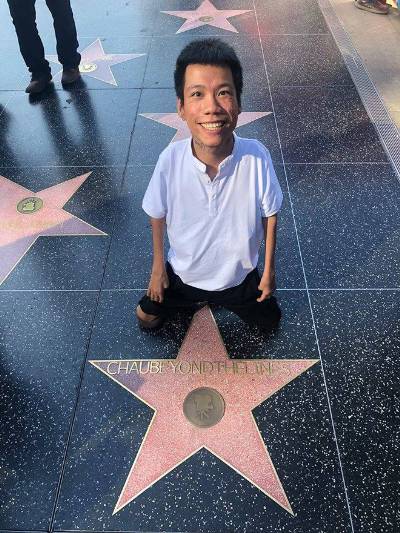 Người Việt Nam đầu tiên được vinh danh trên Đại lộ Danh vọng Hollywood là ai?