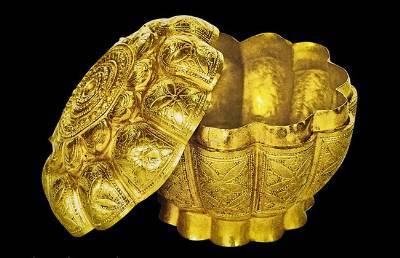 Hộp vàng tìm thấy ở Ngọa Vân Yên Tử được công nhận bảo vật quốc gia. 
