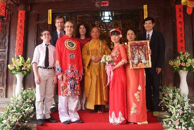 Long trọng lễ hằng thuận của đôi bạn trẻ Mỹ - Việt tại chùa Vạn Phúc